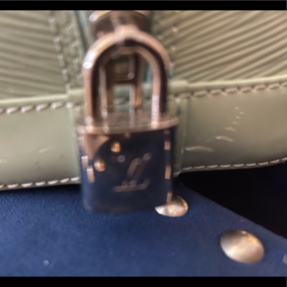 Louis Vuitton Alma - Picture 14 of 16